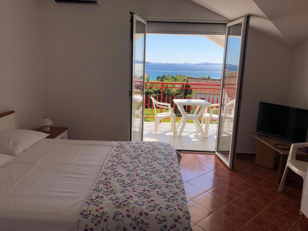 Francis Appartements Pakostane Bagian luar foto