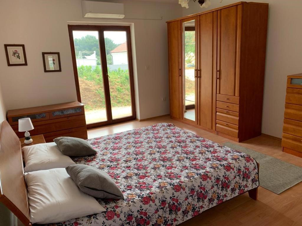 Francis Appartements Pakostane Bagian luar foto