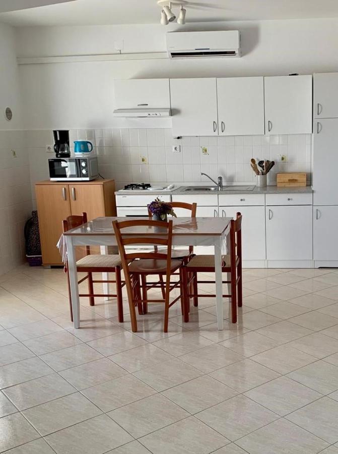 Francis Appartements Pakostane Bagian luar foto